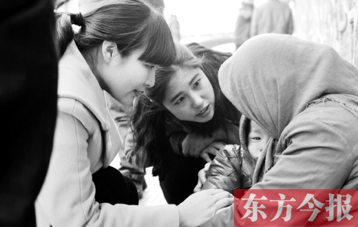 “帮女郎”(左)和“小莉”发现乞讨男童后,上前近距离进行辨认