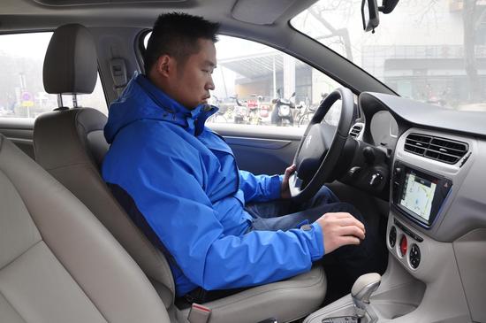 全新爱丽舍提供的扶手太靠后，在使用过程用基本上用不上，比较鸡肋。