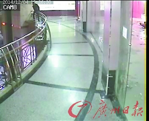 监控拍下的林锦成跳楼过程。(来源:@广州公安)