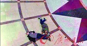 跳楼后林锦成砸中路人。(来源:@广州公安)