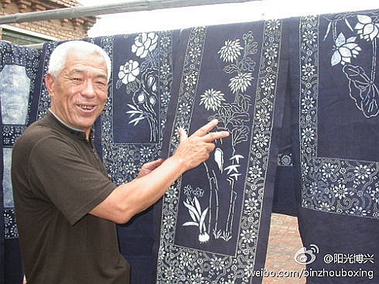 耿延福老人在展示他制作的蓝印花布(图:@阳光博兴)