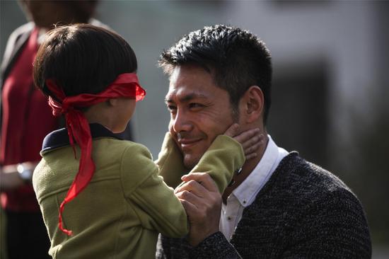 《一起长大》邵兵卡通造型带儿女上节目