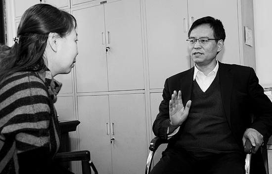 图为尹天五在接受山西日报记者采访。 本报记者王彦军摄