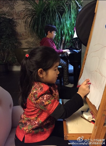 石头练琴妹妹学画