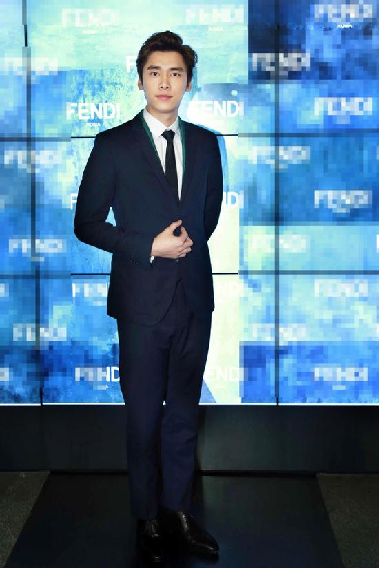 李易峰穿衣风格获赞 机场主动与粉丝合影|李易