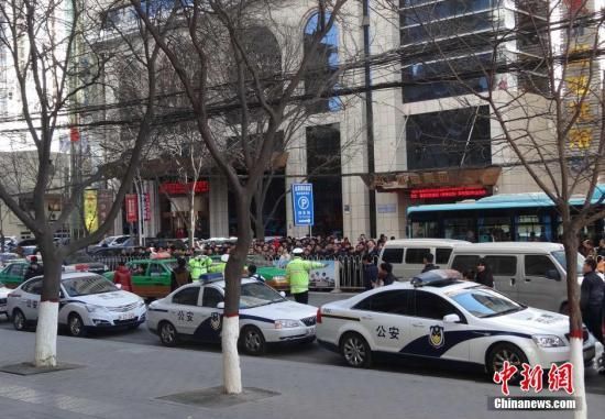 陜西延安警方1月21日披露稱，當日13時許，延安市區(qū)一商場發(fā)生一起砍人事件，致2死1傷，兇手已被當場抓獲。中新社發(fā) 高慶國 攝