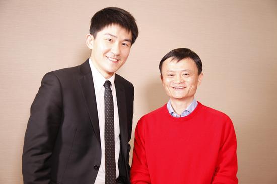 马云在瑞士达沃斯接受新浪财经驻纽约站记者孙思远的独家专访。(图片来源：新浪财经)