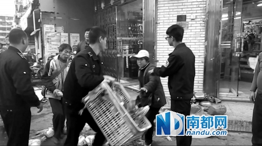00:00:06 巡查员搬离“堵路”蔬菜。
