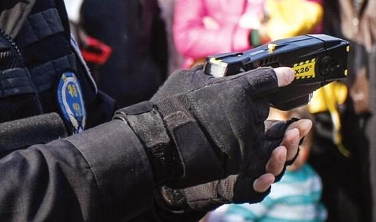 贵阳特警广场晒新装备 电击枪价值2万元