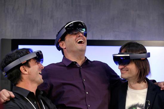 微软展示HoloLens全息眼镜