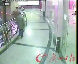 监控拍下的林锦成跳楼过程。(来源:@广州公安)
