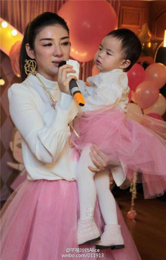 黄奕流泪为女儿庆生