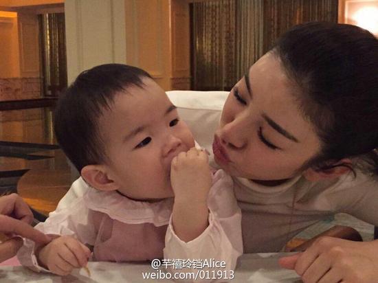 黄奕亲吻女儿