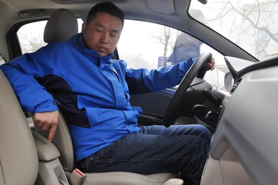 全新爱丽舍的后排提供了扶手与水杯架。