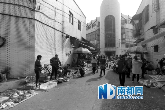 昨日早上,南都记者回访美平市场,有小贩占道经营。