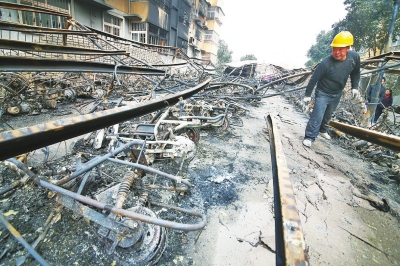 洛阳小区电动车充电不规范安全亮红灯