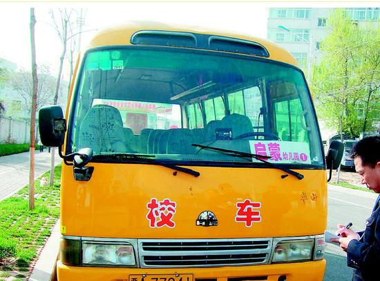 民警认真排查校车安全隐患。
