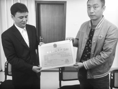 工作人员向海南源安隆药品超市连锁有限公司发证