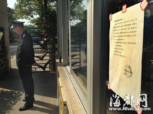 小区门前,贴着业委会要求物业公司制止违建的告示