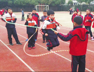 学生在操场上进行花样跳绳。