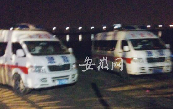 救护车停在饭店门口