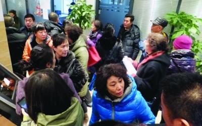 “华玉黄金”不返钱,数百投资者讨说法。“华玉黄金”不返钱,数百投资者讨说法。