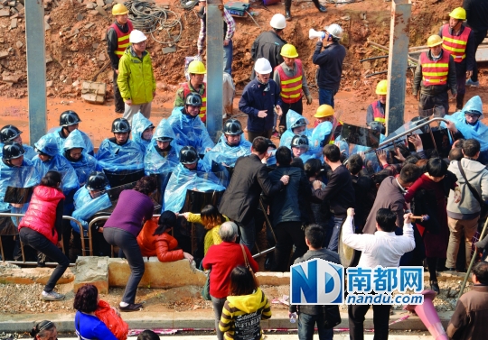 施工方围起人墙阻止一期业主进入工地,现场一片混战。