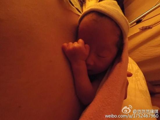 弟弟睿翔趴在爸爸胸膛