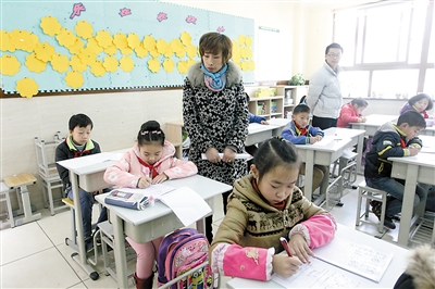 重庆一小学推出孩子期末考试 爸爸妈妈来监考