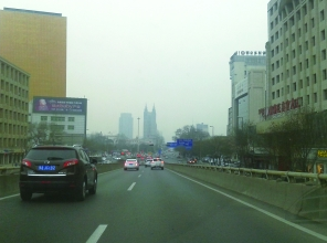1月13日9时许记者在鼓楼立交桥拍摄的画面