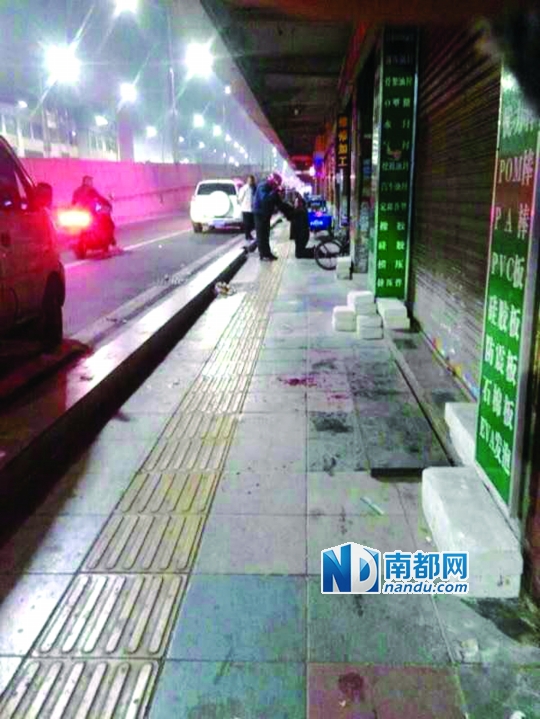 ↑被追到后，阿高跪在阿旭的面前求饶了两分多钟，随后被砍死。视频截图