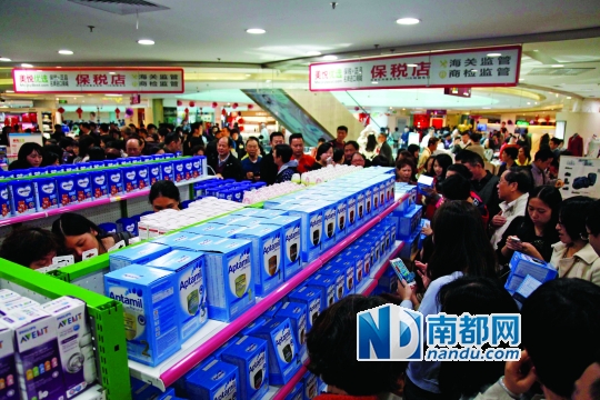 开业当天，保税店被人流包围得水泄不通。南都记者 高贵彬 摄