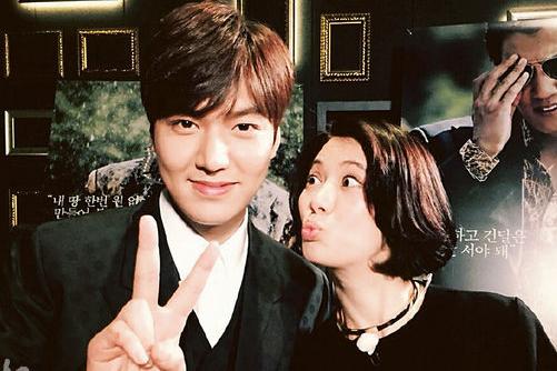 袁咏仪见李敏镐 合影时假装偷亲男神(图)