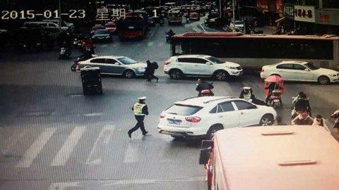 信陽協警跳上引擎蓋攔醉駕司機