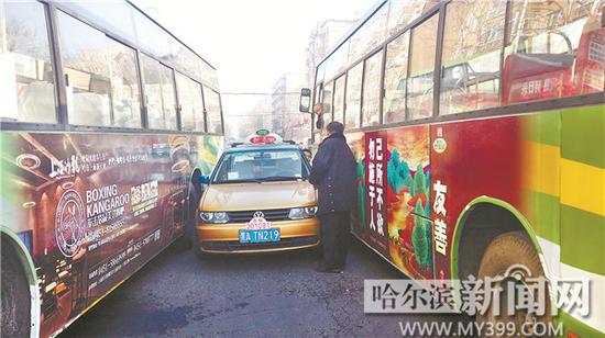 哈尔滨公共汽车-公交车"哥俩好"-哈尔滨两公交会车夹住出租车 的哥被困车内高清图片