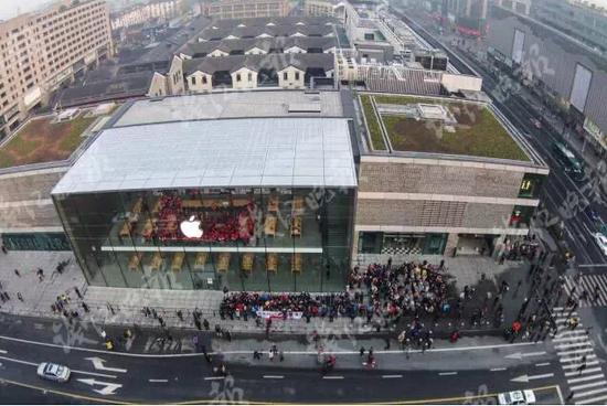 杭州苹果西湖店今日开业 果粉排队长度达两三