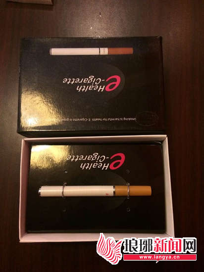 學校附近流行的各種款式的水果味電子煙均是三無產(chǎn)品。