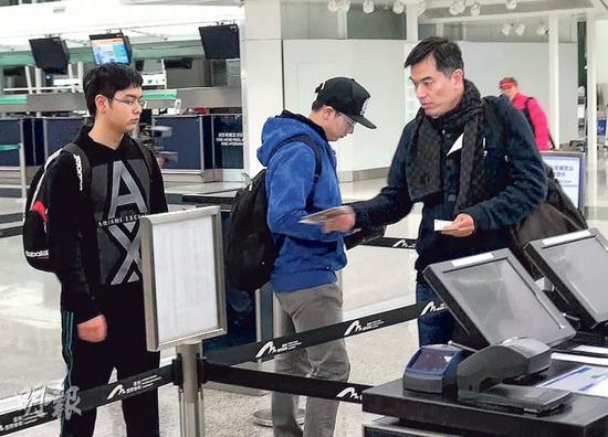 晚上9时多，吴忠义带两儿子澋滔（中）、景燿（左）换上便服抵达机场