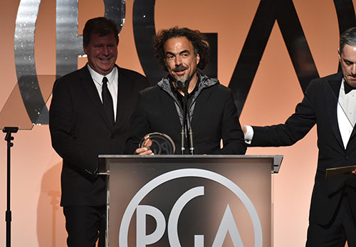 《鸟人》导演伊纳里图上台领奖
