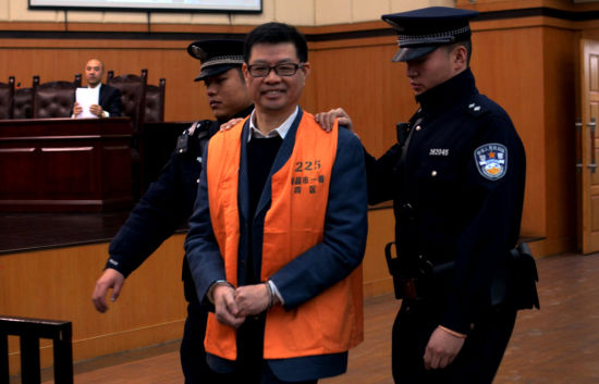 “中国最年轻”大学校长受审 面带微笑走上被告席