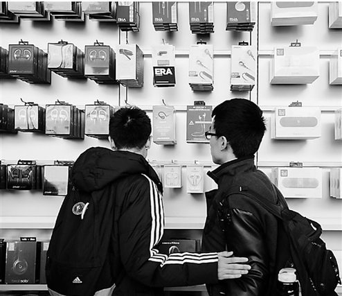 温州果粉抢下杭州苹果店第一单:一只手机壳一