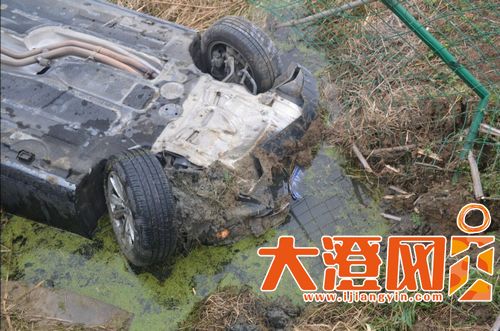 宝马翻入路边水沟,四脚朝天