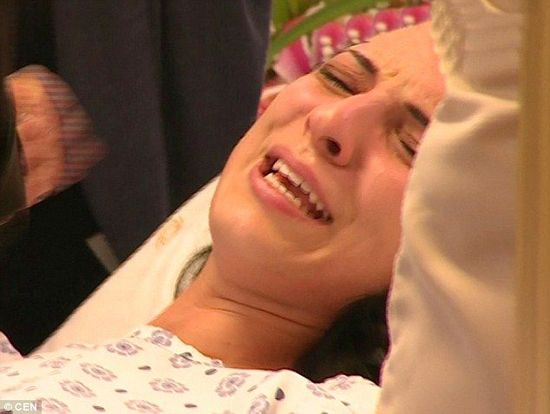 Andreea Tonciu进行整形手术时的神情痛苦的照片