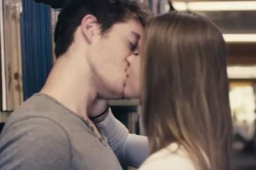 大学宣传片太热辣：图书馆里学生忘情激吻