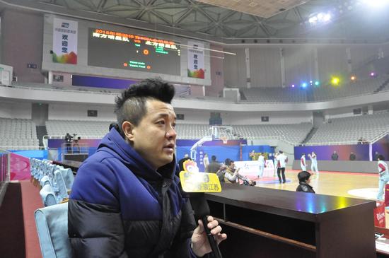 新浪江苏专访央视体育主持人杨健:冯欣是个怪