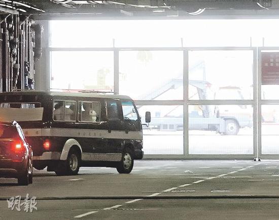 灵车抵国泰航空货运站，驶进鲜活货物处理中心