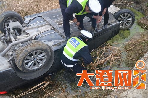 宝马翻入路边水沟,四脚朝天