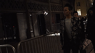 装的小霸王权志龙此次为了增添一丝戏剧性,选择了saint laurent2015