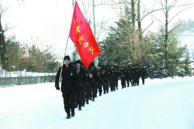 白山市公安局雷霆突击队 负重25公斤野外拉练