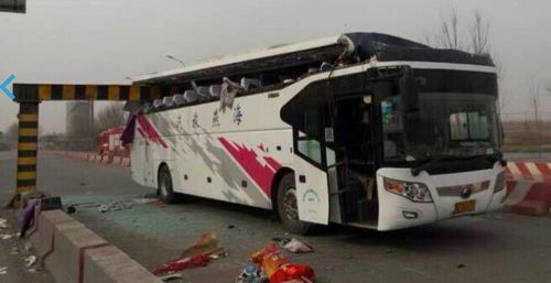 天津一旅游大巴与限高杆相撞 已致两死多伤(图